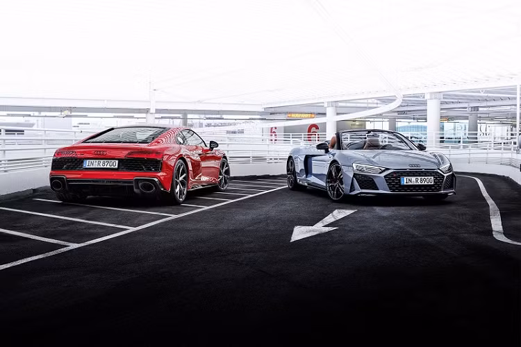  Audi R8 V10 Performance RWD 2022 mới vẫn sở hữu động cơ V10 5.2L FSI hút khí tự nhiên sản sinh công suất tối đa 562 mã lực và momen xoắn cực đại 550 Nm, mạnh hơn 30 mã lực và 10 Nm so với thế hệ tiền nhiệm. Toàn bộ sức mạnh được truyền đến bánh sau thông qua hộp số tự động 7 cấp S tronic với sự hỗ trợ của bộ vi sai hạn chế trượt cơ học.