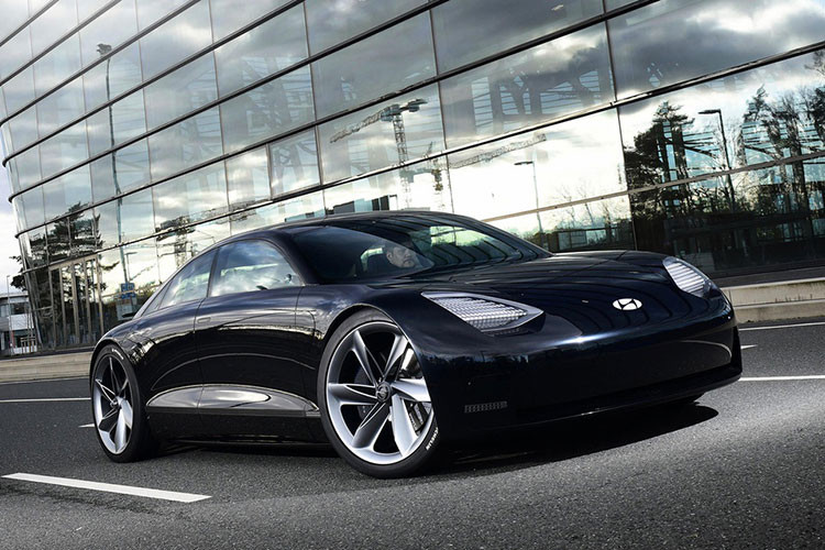 Chia sẻ nhiều hơn về mẫu xe hướng tới đối tượng khách hàng là gia đình, đại diện hãng Hyundai cho biết: Hyundai Ioniq 7 2024 mới sẽ được bố trí 3 hàng ghế và có cùng kích cỡ cơ bản với mẫu SUV hạng D hiện tại của hãng là Palisade. Khách hàng có thể lựa chọn mua sắm phiên bản 6 chỗ hoặc 7 chỗ ngồi, tuỳ theo nhu cầu và sở thích riêng.