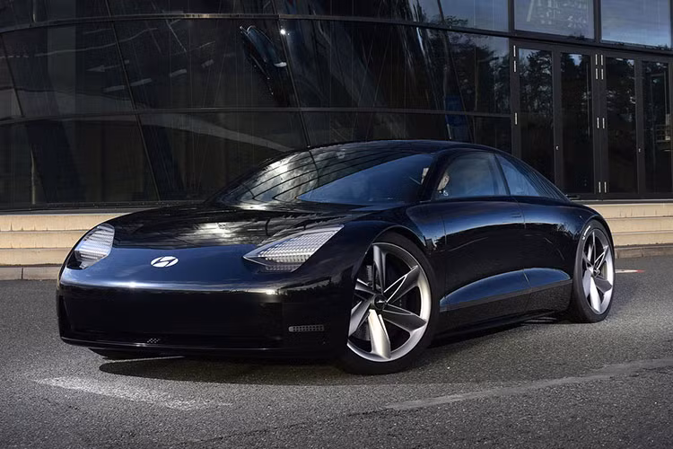 Theo đó Hyundai Ioniq 6 2022 mới sẽ là mẫu sedan thuần điện, được phát triển dựa trên bản Prophecy Concept của hãng. Cùng với mẫu crossover Ioniq 5 và SUV Ioniq 7, những chiếc sedan Ioniq 6 được kỳ vọng sẽ lấp đầy dải sản phẩm điện hoá hoàn toàn của thương hiệu Hyundai Hàn Quốc.