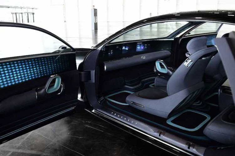 Đi kèm với bộ pin 100 kWh và tuỳ chọn dẫn động 4 bánh, hệ thống này giúp mẫu xe sedan Hyundai Ioniq 6 chạy điện có khả năng di chuyển khoảng cách lên tới hơn 300 dặm (483km) trong mỗi lần sạc đầy.