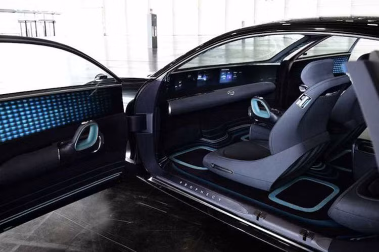 Đi kèm với bộ pin 100 kWh và tuỳ chọn dẫn động 4 bánh, hệ thống này giúp mẫu xe sedan Hyundai Ioniq 6 chạy điện có khả năng di chuyển khoảng cách lên tới hơn 300 dặm (483km) trong mỗi lần sạc đầy.