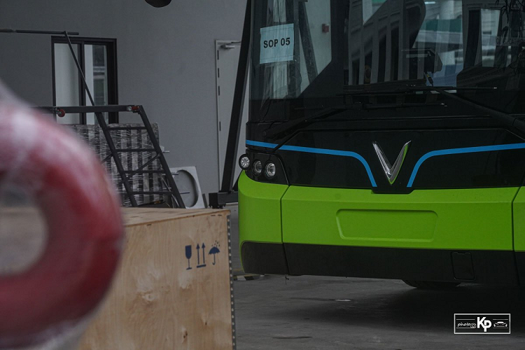 Kế bên, VinGroup cũng đã hoàn thành phòng bán vé để người dân có thể mua vé để di chuyển bằng xe buýt chạy điện. Đồng thời, trong khuôn viên nay, thương hiệu xe Việt còn xây dựng khu rửa xe riêng biệt cho VinBus.