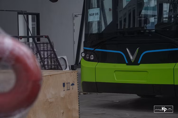 Kế bên, VinGroup cũng đã hoàn thành phòng bán vé để người dân có thể mua vé để di chuyển bằng xe buýt chạy điện. Đồng thời, trong khuôn viên nay, thương hiệu xe Việt còn xây dựng khu rửa xe riêng biệt cho VinBus.