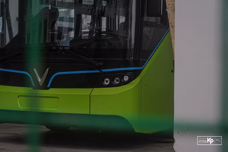 Đáng chú ý, nguồn điện cung cấp cho ôtô VinBus sẽ thông qua hệ thống năng lượng mặt trời được lắp đặt trên mái che của bãi đỗ xe.