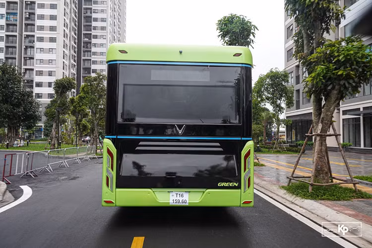 Để người dùng dễ dàng nhận diện, VinBus sử dụng tông màu xanh lá cây chủ đạo phối màu đen. Mẫu xe này được gắn logo Green - biểu tượng của xe xanh. Mặc dù thiết kế không lớn, song VinBus có thể chở tối đa 72 người gồm 25 chỗ ngồi và 47 tay nắm phục vụ hành khách đứng. VinBus sử dụng động cơ điện có dung lượng 281 kWh, hãng xe Việt cho biết nếu sạc bằng trạm sạc 150kW chỉ sau 2 tiếng sẽ đầy và có khả năng chạy quãng đường từ 220-260 km. Động cơ của VinBus sẽ được đặt ở phía đuôi xe và cắm sạc trực tiếp ở đây.