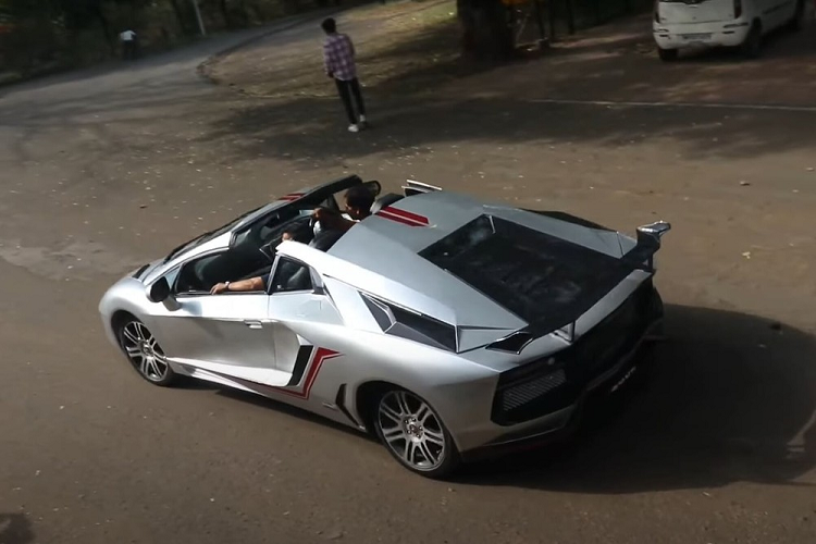 Madhya Pradesh, một người hâm mộ Lamborghini đến từ Indore, Ấn Độ có tình yêu đặc biệt dành cho siêu xe Lamborghini Aventador, đến nỗi ông ta đã quyết định tự mình chế tạo một chiếc bằng cách sử dụng chiếc sedan Honda Civic cũ làm cơ sở. Rõ ràng, đây là một dự án đòi hỏi sự khéo léo, thời gian và kỹ năng chứ không chỉ đơn thuần là lắp ráp một bộ body kit nhái thân vỏ rẻ tiền.