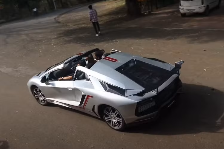 Madhya Pradesh, một người hâm mộ Lamborghini đến từ Indore, Ấn Độ có tình yêu đặc biệt dành cho siêu xe Lamborghini Aventador, đến nỗi ông ta đã quyết định tự mình chế tạo một chiếc bằng cách sử dụng chiếc sedan Honda Civic cũ làm cơ sở. Rõ ràng, đây là một dự án đòi hỏi sự khéo léo, thời gian và kỹ năng chứ không chỉ đơn thuần là lắp ráp một bộ body kit nhái thân vỏ rẻ tiền.