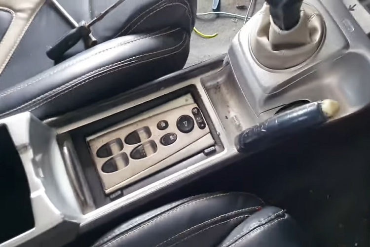 Đặt tên cho chiếc xe Lamborghini Aventador mui trần nhái là “Silver Shark”, Pradesh phủ lên thân vỏ một lớp sơn màu bạc hấp dẫn với những đường viền, sọc dài màu đỏ nổi bật. Hơn nữa, ông ấy cũng để tâm tới các chi tiết nhỏ như góc kính 1/4, đèn pha độ, và hệ thống 4 đầu ống pô.