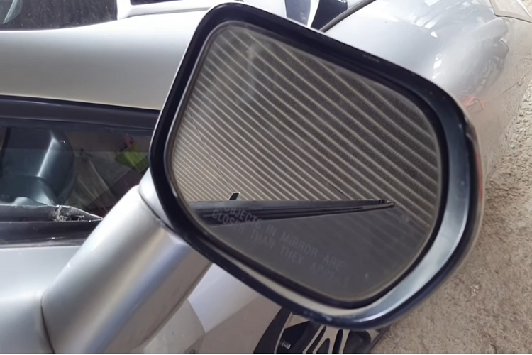 Silver Shark thậm chí còn có cửa cắt kéo và mui có thể thu vào. Phía đuôi xe có sự hiện diện của một cánh gió lớn, góp phần làm tăng thêm vẻ thuyết phục của chiếc Civic “đội lốt” Aventador. Xe chạy bằng một bộ la-zăng 19 inch, 7 chấu kép phối hợp kẹp phanh màu đỏ.