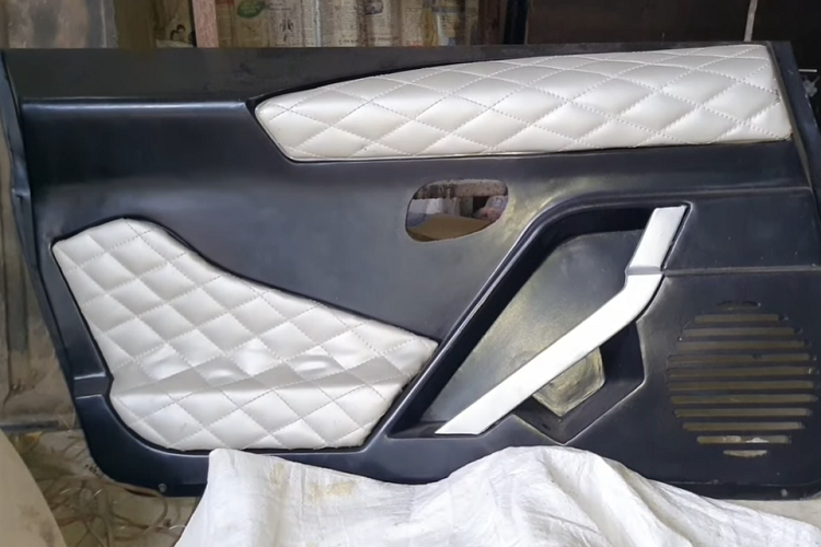 Pradesh và nhóm của ông ấy đã bắt đầu công việc bằng cách lột bỏ hoàn toàn một chiếc Civic thế hệ thứ 8, sau đó chế tạo khung thân độ riêng và các tấm ốp bằng sợi thủy tinh trông gần giống thật đến ấn tượng.