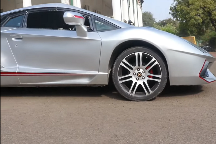 Thậm chí vô lăng bây giờ trông cũng giống như của Aventador, và các tấm ốp cửa cũng vậy. "Siêu xe" dựa trên Civic này vẫn có hàng ghế sau, và cốp sau 396 lít rộng rãi, hoàn thiện với nắp động cơ giả.