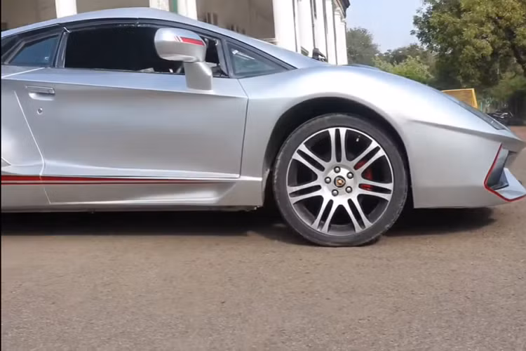 Thậm chí vô lăng bây giờ trông cũng giống như của Aventador, và các tấm ốp cửa cũng vậy. "Siêu xe" dựa trên Civic này vẫn có hàng ghế sau, và cốp sau 396 lít rộng rãi, hoàn thiện với nắp động cơ giả.