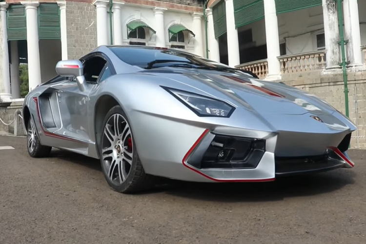 Bên trong, nội thất nguyên bản của chiếc Civic đã được thay đổi nhiều. Ghế đã được tái tạo và bọc lại cho giống với những chiếc ghế Lamborghini, hoàn chỉnh với những miếng da màu trắng.