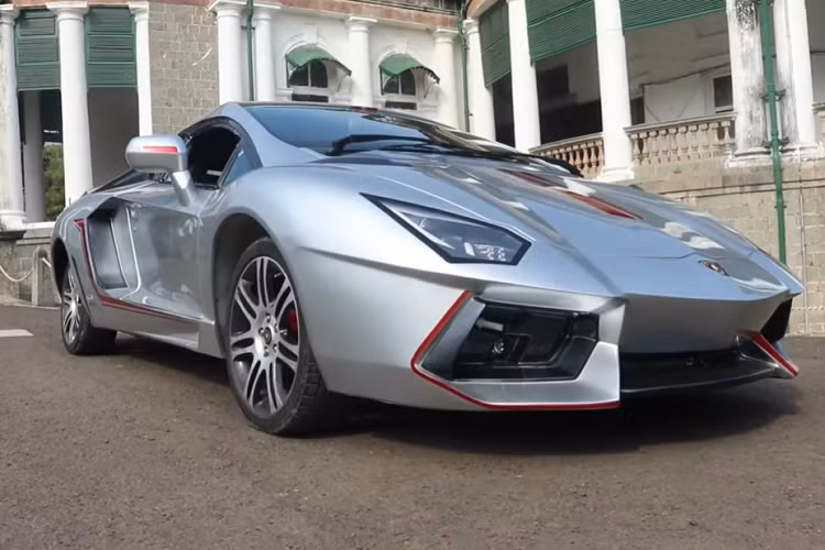 Bên trong, nội thất nguyên bản của chiếc Civic đã được thay đổi nhiều. Ghế đã được tái tạo và bọc lại cho giống với những chiếc ghế Lamborghini, hoàn chỉnh với những miếng da màu trắng.