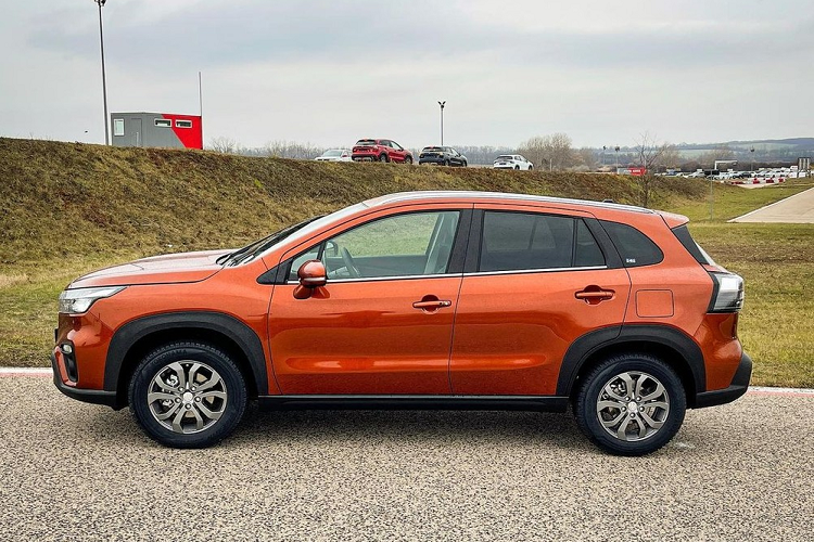 Vào hôm 25/11/2021 vừa qua, hãng Suzuki đã chính thức vén màn thế hệ mới của dòng SUV cỡ nhỏ SX4 S-Cross tại thị trường châu Âu. Chẳng bao lâu sau đó, Suzuki SX4 S-Cross 2022 mới đã xuất hiện tại các đại lý. Nhờ đó, chúng ta có thể ngắm hình ảnh "bằng xương, bằng thịt" của mẫu SUV cỡ B này.