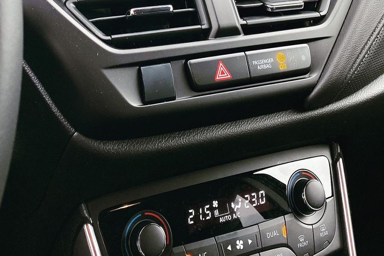 Lần đầu tiên, Suzuki SX4 S-Cross 2022 được trang bị camera 360 độ và hệ thống an toàn chủ động. Nhờ đó, mẫu SUV cỡ B này có hệ thống kiểm soát hành trình thích ứng, hệ thống phanh khẩn cấp tự động, cảnh báo và ngăn chệch làn đường, cảnh báo phương tiện cắt ngang khi lùi cũng như nhận diện biển báo giao thông.