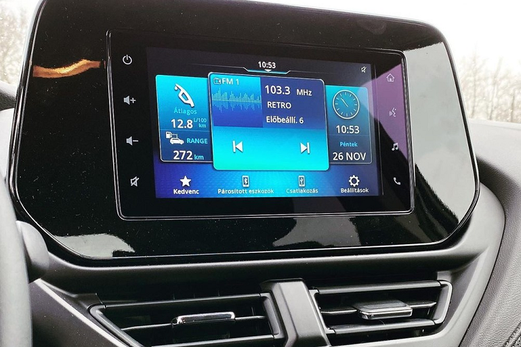 Thêm vào đó là 2 cửa gió điều hòa trung tâm thanh mảnh, nằm bên dưới màn hình trung tâm...