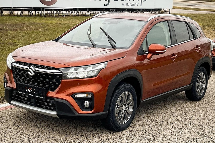 Trái ngược với ngoại thất, nội thất của Suzuki SX4 S-Cross 2022 lại không thay đổi nhiều. Mẫu SUV cỡ B này vẫn dùng vô lăng, cụm điều khiển trung tâm, bảng đồng hồ và cửa gió điều hòa ở hai góc giống như trước.