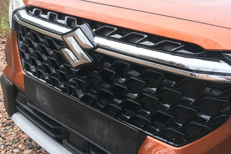 Trái với kích thước, thiết kế ngoại thất của mẫu SUV cỡ B này lại gần như lột xác theo phong cách hiện đại và táo bạo hơn. Trong đó, thiết kế đầu xe của Suzuki SX4 S-Cross 2022 trông khá giống với người anh em XL7 hiện đang bán tại Việt Nam.