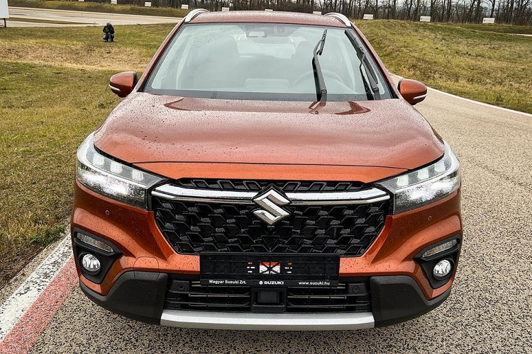 Như thông tin đã đưa, ở thế hệ thứ ba, Suzuki SX4 S-Cross 2022 giá rẻ không thay đổi về kích thước. Xe vẫn sở hữu chiều dài 4.300 mm, chiều rộng 1.785 mm, chiều cao 1.585 mm và chiều dài cơ sở 2.600 mm.