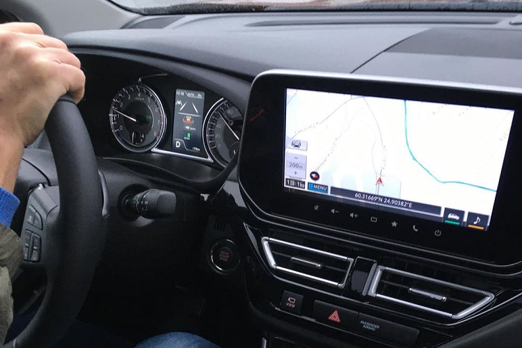 Ngoài ra, Suzuki SX4 S-Cross 2022 còn có những trang bị an toàn tiêu chuẩn như hệ thống chống bó cứng phanh ABS, phân phối lực phanh điện tử EBD, trợ lực phanh, cân bằng điện tử, 7 túi khí, cảnh báo áp suất lốp và hỗ trợ khởi hành ngang dốc.