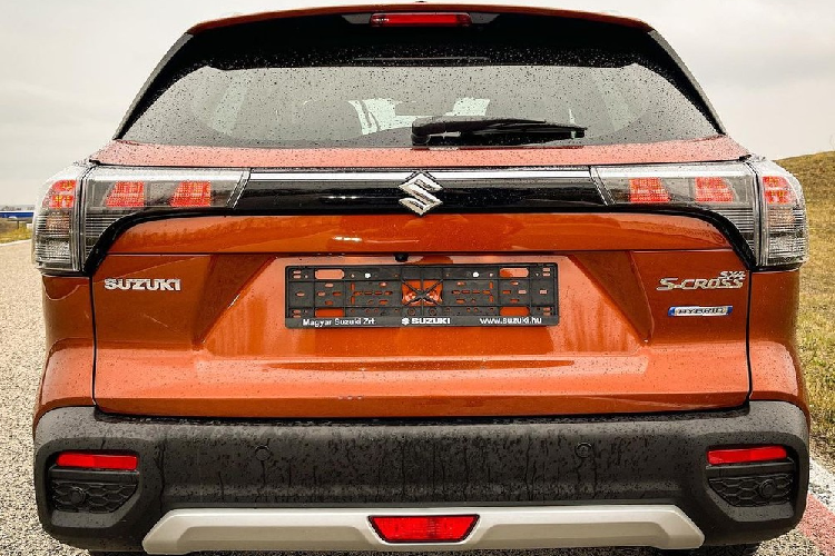 Ngoài ra, Suzuki SX4 S-Cross 2022 còn có nắp ca-pô cao hơn, đèn sương mù hình tròn được đặt bên dưới đèn báo rẽ nằm ngang và hốc gió trung tâm hình chữ nhật. Ngay bên dưới hốc gió trung tâm là tấm ốp gầm màu bạc.