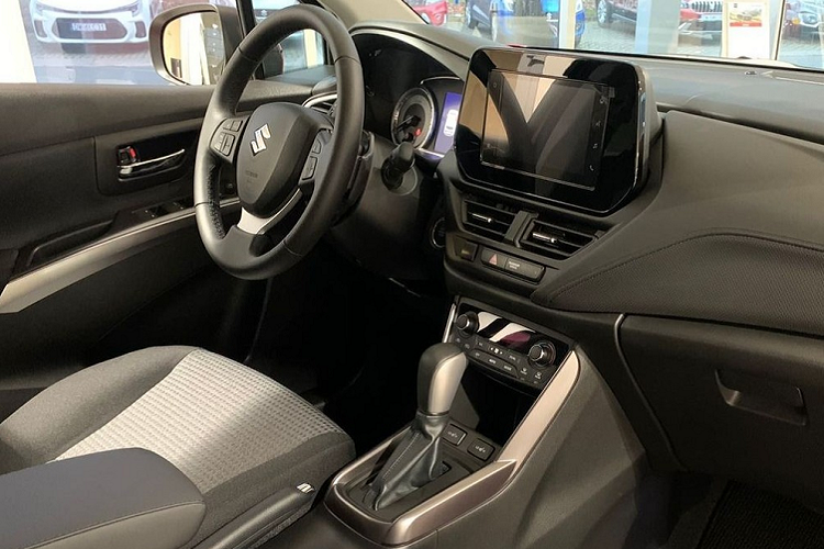 Nằm bên dưới nắp ca-pô của Suzuki SX4 S-Cross 2022 là khối động cơ xăng Boosterjet 4 xi-lanh, tăng áp, dung tích 1.4L, sản sinh công suất tối đa 127 mã lực tại tua máy 5.500 vòng/phút và mô-men xoắn cực đại 235 Nm tại dải tua máy 2.000 - 3.000 vòng/phút. Động cơ này có sự hỗ trợ của hệ thống mild hybrid, bao gồm cụm pin lithium-ion và bộ biến mô 48 V - 12 V với máy phát điện tích hợp bộ đề. 