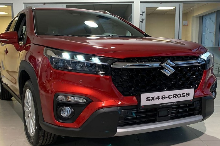So với thế hệ cũ, đầu xe của Suzuki SX4 S-Cross 2022 được thiết kế thẳng đứng hơn. Tại đây, chúng ta sẽ bắt gặp lưới tản nhiệt mới rộng hơn và được sơn màu đen. Bên trong lưới tản nhiệt còn có 2 nẹp mạ crôm mới, nối liền với logo của hãng Suzuki.