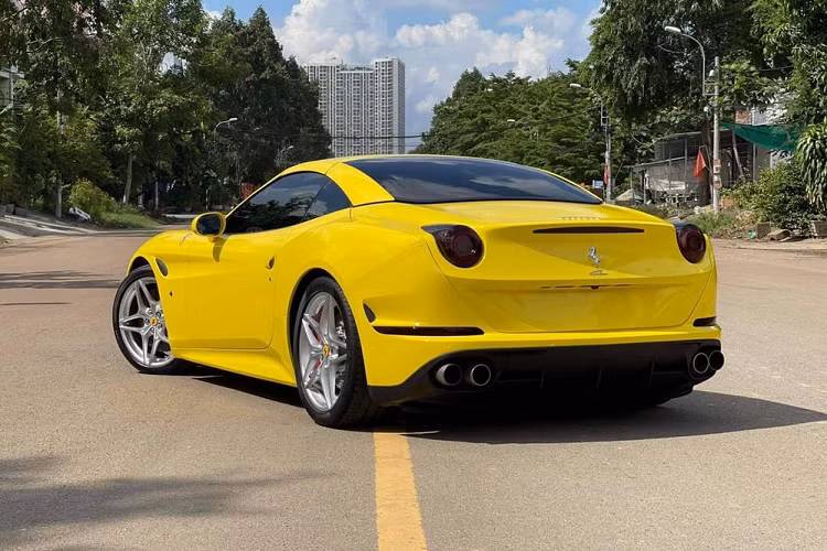 Trước đó, giá xe Ferrari California T này từng được rao bán với mức khoảng 10 tỷ đồng, và nhanh chóng đã có khách hàng làm chủ nhân của mẫu xe mui trần này.