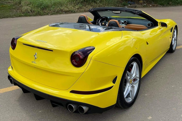 Tuy nhiên, vẫn chưa rõ là chiếc xe Ferrari California T này sẽ định cư ở Sài thành hay một tỉnh thành nào khác nhưng đã nhanh chóng làm xong các thủ tục để được bàn giao. Chiếc siêu xe mui trần Ferrari California T trong bài viết này này là 1 trong 2 chiếc có mặt tại Việt Nam nhưng đã nhanh chóng tìm thấy người mua và vận chuyển ngay trong sáng ngày 22/8.