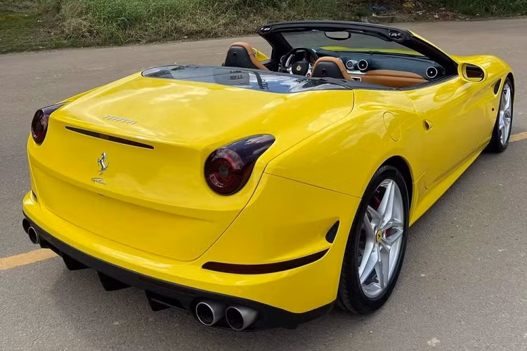 Tuy nhiên, vẫn chưa rõ là chiếc xe Ferrari California T này sẽ định cư ở Sài thành hay một tỉnh thành nào khác nhưng đã nhanh chóng làm xong các thủ tục để được bàn giao. Chiếc siêu xe mui trần Ferrari California T trong bài viết này này là 1 trong 2 chiếc có mặt tại Việt Nam nhưng đã nhanh chóng tìm thấy người mua và vận chuyển ngay trong sáng ngày 22/8.