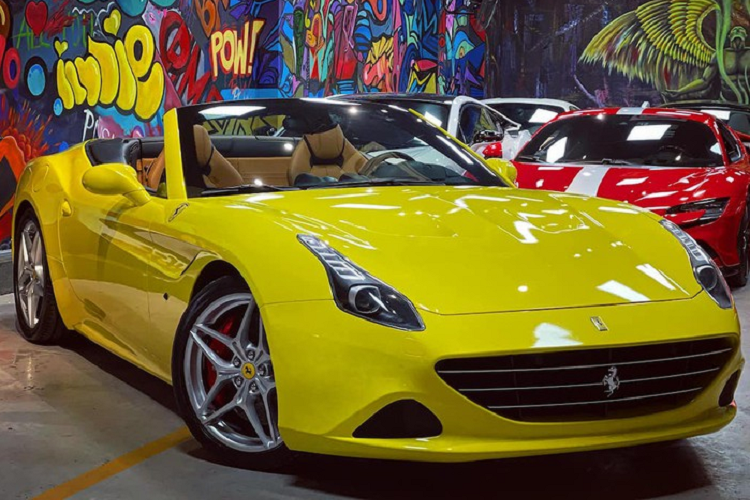 Dòng siêu xe Ferrari California T có điểm nhấn dễ nhận ra so với các phiên bản khác của hãng siêu xe Ferrari là mui xếp cứng của xe có thể dễ dàng đóng hoặc mở chỉ trong vòng thời gian 14 đến 16 giây, phần mui này được xếp ngay sau khoảng trống của 2 ghế ngồi, trước khoang hành lý phía sau của xe.