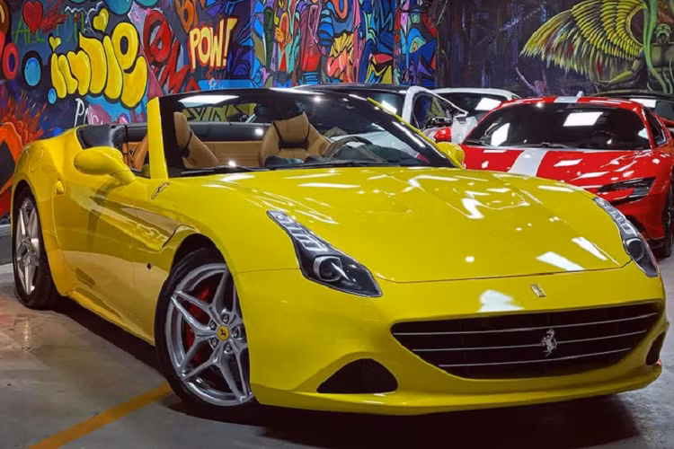 Dòng siêu xe Ferrari California T có điểm nhấn dễ nhận ra so với các phiên bản khác của hãng siêu xe Ferrari là mui xếp cứng của xe có thể dễ dàng đóng hoặc mở chỉ trong vòng thời gian 14 đến 16 giây, phần mui này được xếp ngay sau khoảng trống của 2 ghế ngồi, trước khoang hành lý phía sau của xe.