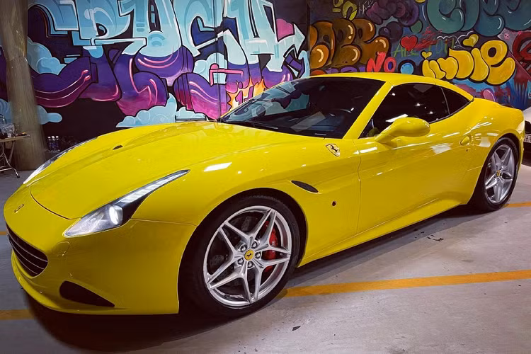 Siêu xe mui trần Ferrari California T là biến thể thế hệ thứ 2 của Ferrari California với điểm nhấn là đèn pha dựng dọc cá tính, ngoài ra là hốc gió mở rộng, cuối cùng là ống xả kép của xe đặt ngang thay vì dựng dọc so với thế hệ đầu tiên. Trong cách đặt tên của mình, Ferrari California thế hệ thứ 2 được biết đến với chữ T ám chỉ Turbocharge, tăng áp.