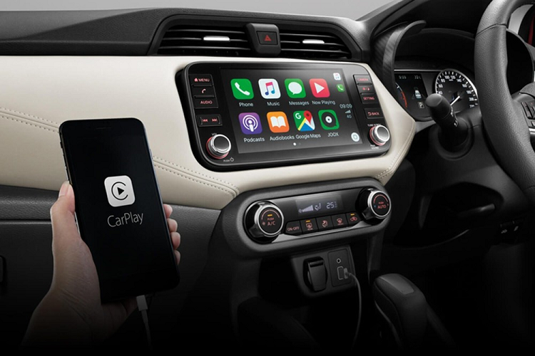 Tương tự như vậy, đằng sau Nissan Almera Sportech 2021 cũng có cản va mới với tấm ốp màu bạc bên dưới. Trên cản sau còn xuất hiện ốp màu đen mới bao quanh đèn phản quang nằm ngang. Ngay bên trên đèn phản quang là khu vực thiết kế dạng mắt lưới giống ở cản trước.