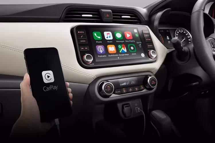 Tương tự như vậy, đằng sau Nissan Almera Sportech 2021 cũng có cản va mới với tấm ốp màu bạc bên dưới. Trên cản sau còn xuất hiện ốp màu đen mới bao quanh đèn phản quang nằm ngang. Ngay bên trên đèn phản quang là khu vực thiết kế dạng mắt lưới giống ở cản trước.