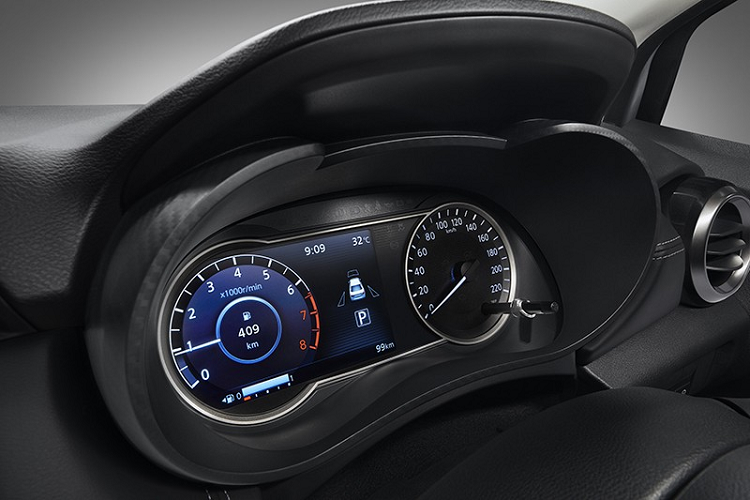 Trên đầu xe, Nissan Almera Sportech 2021 có thêm hốc gió cỡ lớn hơn ở 2 góc cản trước. Bên trong 2 hốc gió này là chi tiết lưới màu đen và đèn sương mù trước nằm ngang nhưng chỉ dành cho bản VL.