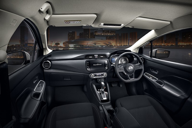 Cụ thể, gói Sportech bổ sung cánh lướt gió mạ crôm tối màu trên đầu xe cho mẫu sedan cỡ B giá rẻ nhà Nissan. Đằng sau, xe có thêm cánh gió nhỏ tích hợp vào nắp cốp và sơn màu giống thân xe. Không dừng ở đó, gói Sportech còn mang đến thiết kế cản trước mới cho mẫu xe sedan Nissan Almera 2021 tại thị trường Thái Lan.