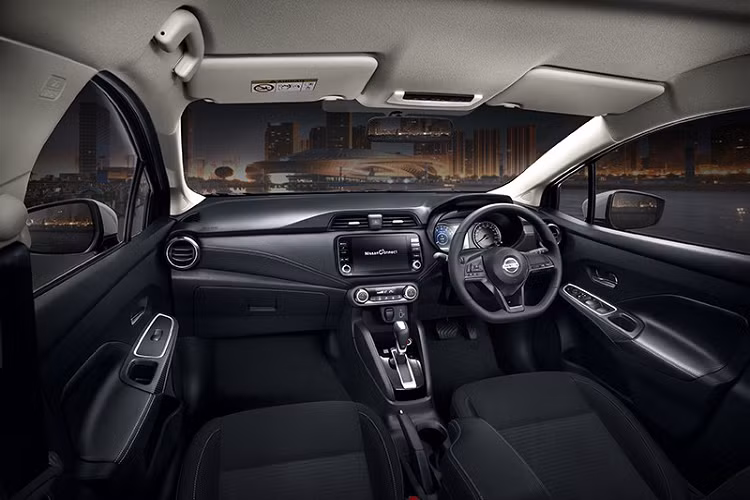 Cụ thể, gói Sportech bổ sung cánh lướt gió mạ crôm tối màu trên đầu xe cho mẫu sedan cỡ B giá rẻ nhà Nissan. Đằng sau, xe có thêm cánh gió nhỏ tích hợp vào nắp cốp và sơn màu giống thân xe. Không dừng ở đó, gói Sportech còn mang đến thiết kế cản trước mới cho mẫu xe sedan Nissan Almera 2021 tại thị trường Thái Lan.