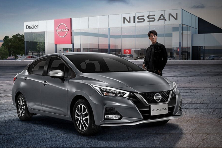 Khi mua Nissan Almera Sportech 2021, khách hàng Thái Lan có thể chọn 1 trong 5 màu sơn ngoại thất là đen, trắng, đỏ, cam và xám. Giá xe Nissan Almera Sportech 2021 là 629.000 Baht (khoảng 465 triệu đồng) với bản V và 659.000 Baht (487 triệu đồng) với bản VL