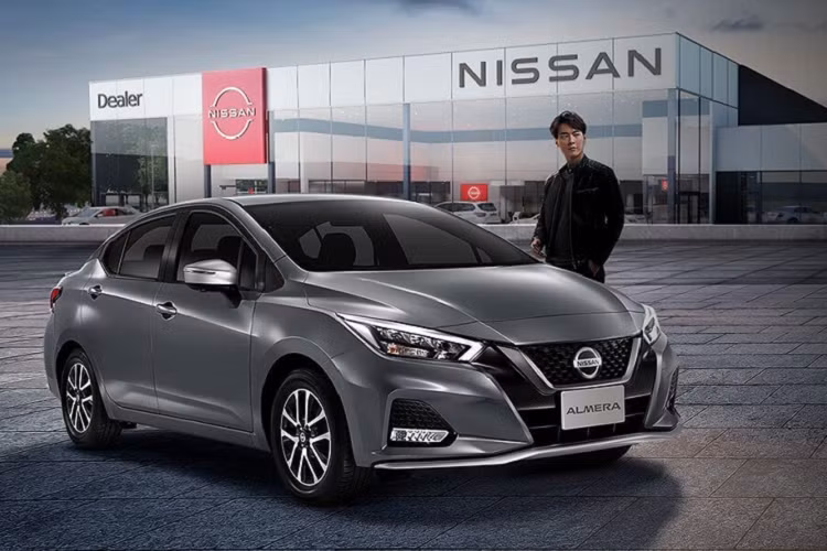 Khi mua Nissan Almera Sportech 2021, khách hàng Thái Lan có thể chọn 1 trong 5 màu sơn ngoại thất là đen, trắng, đỏ, cam và xám. Giá xe Nissan Almera Sportech 2021 là 629.000 Baht (khoảng 465 triệu đồng) với bản V và 659.000 Baht (487 triệu đồng) với bản VL
