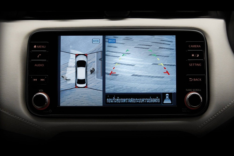 Những thay đổi khác của Nissan Almera Sportech 2021 bao gồm tem chữ nổi "Sportech" trên nắp cốp sau và ốp gương ngoại thất màu bạc. Bộ vành hợp kim 15 inch của mẫu xe này cũng có thiết kế riêng, không giống Nissan Almera tiêu chuẩn.