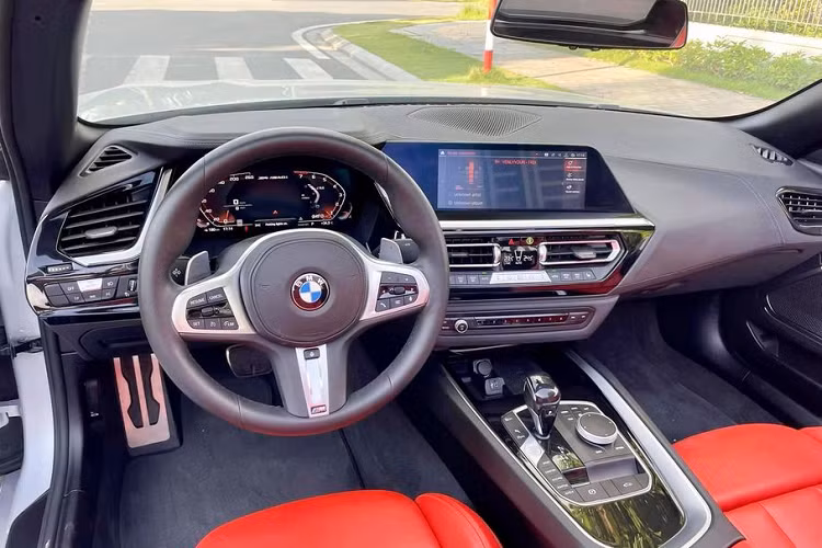 BMW Z4 M40i thế hệ mới được trang bị động cơ 6 xi-lanh, dung tích 3,0 lít tăng áp cho công suất cực đại 382 mã lực và mô-men xoắn 500 Nm. Động cơ này kết hợp với hộp số ly hợp kép 8 cấp, cho khả năng tăng tốc 0-100 km/giờ chỉ trong 4,2 giây.