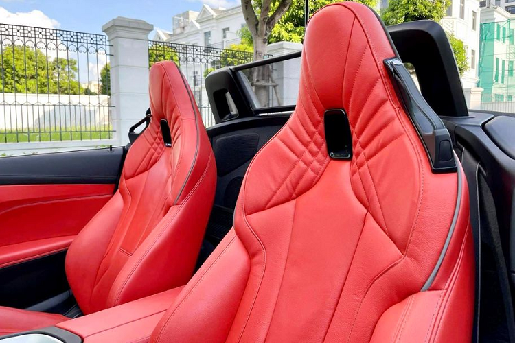 Trong khi đó, phiên bản BMW sDrive30i 2021 nhập khẩu chính hãng tại Việt Nam sử dụng động cơ 4 xi-lanh thẳng hàng dung tích 2.0 lít tăng áp (B48) có công suất tối đa 258 mã lực và mô-men xoắn cực đại 400 Nm. Có thể thấy, Z4 M40i sở hữu công suất cao hơn đáng kể so với BMW sDrive30i 2021.