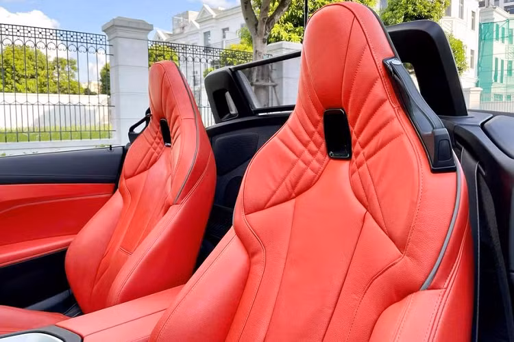 Trong khi đó, phiên bản BMW sDrive30i 2021 nhập khẩu chính hãng tại Việt Nam sử dụng động cơ 4 xi-lanh thẳng hàng dung tích 2.0 lít tăng áp (B48) có công suất tối đa 258 mã lực và mô-men xoắn cực đại 400 Nm. Có thể thấy, Z4 M40i sở hữu công suất cao hơn đáng kể so với BMW sDrive30i 2021.