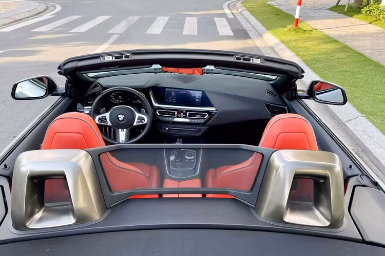 Bước vào trong cabin, BMW Z4 M40i 2021 vẫn sở hữu phong cách thiết kế chủ đạo M-sport. Một số tiện nghi nổi bật trên Z4 M40i gồm có: màn hình giải trí trung tâm 10.25 inch đặt nổi hỗ trợ kết nối Apple CarPlay/Android Auto, hệ thống 12 loa Harman Kardon, ghế ngồi bọc da cao cấp chỉnh điện, sạc điện thoại không dây, điều hòa 2 vùng độc lập có lọc khí nano, phanh tay điện tử,…