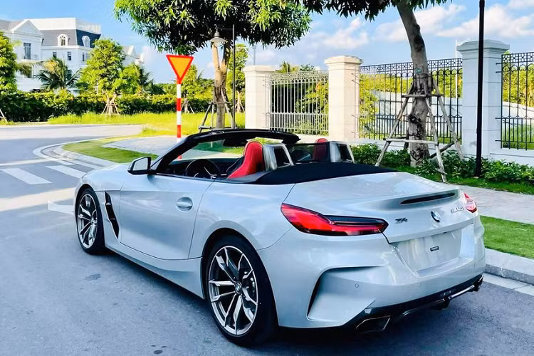 BMW Z4 M40i 2021 được trang bị gói M-sport đem đến một diện mạo thể thao, khỏe khoắn đầy hấp dẫn. Bộ cánh màu Glacier Silver Metallic là tùy chọn riêng của Z4 M40i, và màu sơn này có mức giá khoảng 550 USD (~12,6 triệu VNĐ). Bên cạnh đó, phiên bản này còn có một số trang bị đáng chú ý như: hệ thống đèn LED với tính năng tự động cao cấp, bộ mâm xám 5 chấu với kích thước 19 inch, vi sai thể thao và phanh M Sport,…