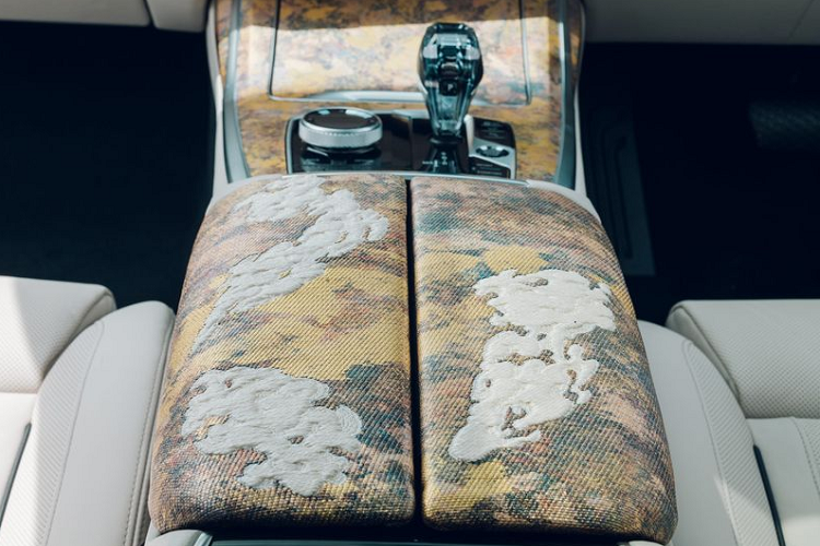 Thậm chí, bao đựng chìa khóa cũng được hoàn thiện thủ công với vải dệt đặc biệt này trên BMW X7 Nishijin 2022 phiên bản đặc biệt giới hạn. 