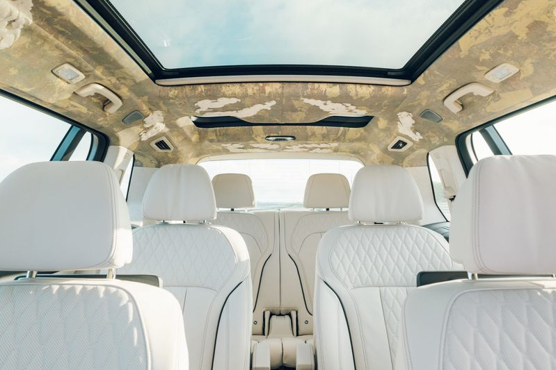 Về truyền động, vì được xây dựng dựa trên biến thể 40d xDrive nên "trái tim" của BMW X7 Nishijin là khối động cơ dầu diesel tăng áp 3.0L 6 xi-lanh sản sinh công suất 335 mã lực và mô-men xoắn 700 Nm 