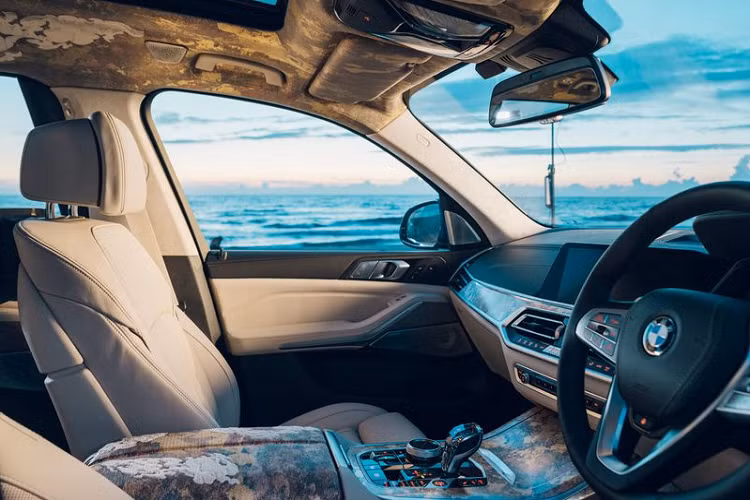 Ở bên trong, vải dệt Nishijin-ori với các hoa văn phức tạp được sử dụng rộng rãi để trang trí cho cabin xe, dễ dàng được nhìn thấy ở trần xe, các bệ tì tay, bảng điều khiển trung tâm và táp-lô. 